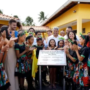 Imagem do governador com a comunidade local de demais autoridades 