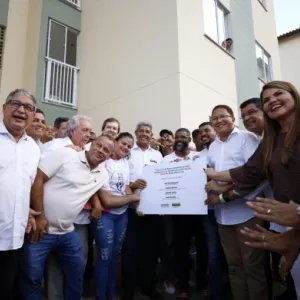Autoridades no ato de entrega das unidade habitacionais 
