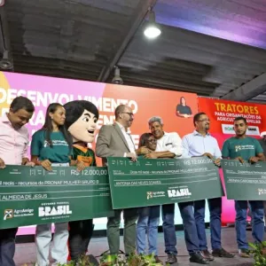 Entrega simbólica feita pelo Governador e representantes do BNB