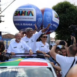 Foto do governador, do presidente e demais autoridades na festa do 2 de Julho