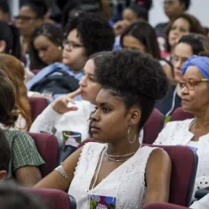 Foto de várias mulheres em evento 
