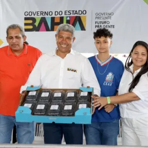 Foto do governador, secretária da educação e estudante 