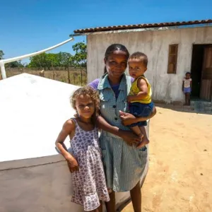 imagem de família ao lado da cisterna 