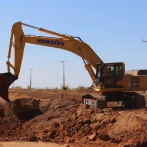 Foto de máquina realizando o trabalho na estrada
