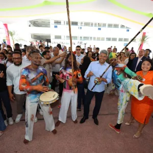 Governador toca berimbau 