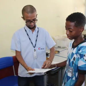 Funcionário presta atendimento