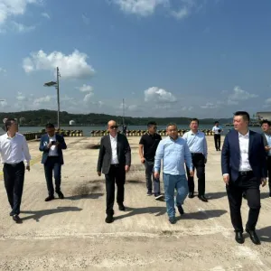 Empresários caminham no porto