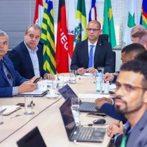 homens na mesa da sudene