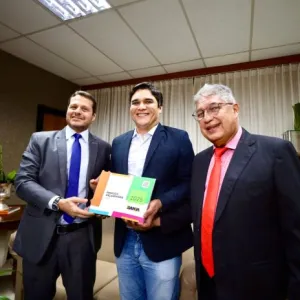 Secretário do Planejamento entregando proposta orçamentária aos deputados da Alba