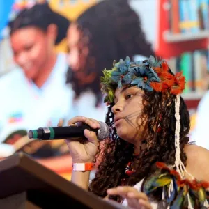 Indígena beneficiada do Construir para Educar