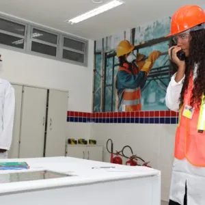 Jovens fazem matrícula