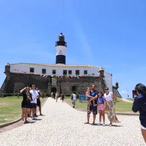 Turistas no farol da Barra