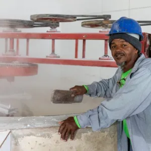 Funcionário presta atendimento