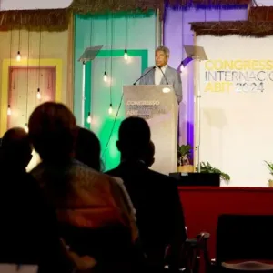 Governador Jerônimo discursando no evento