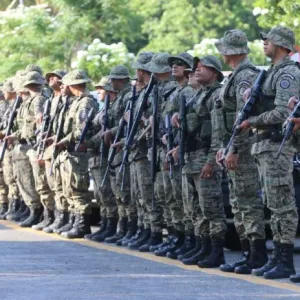 imagem de policiais armados