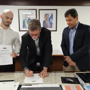 Secretario assina e autoriza