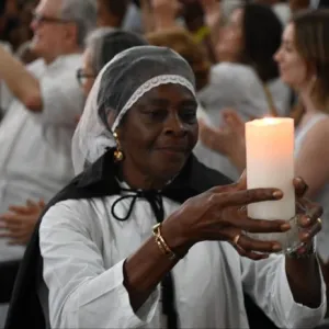 Senhora com vela na cerimônia