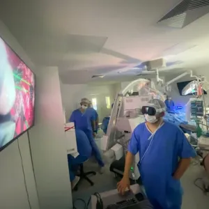 Médico usa o óculos