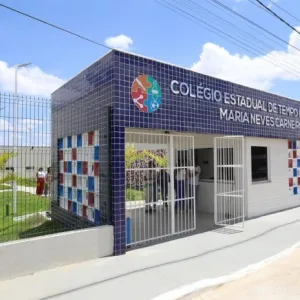 Vista de frente do colégio 