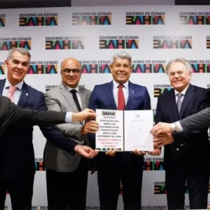 Governador e demais pessoas presentes na reunião segurando a autorização da obra