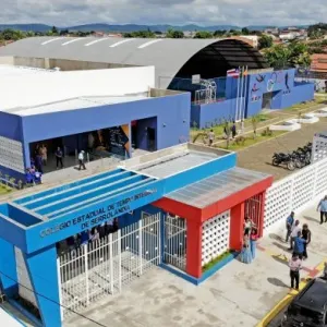 Foto de uma novo colégio de tempo integral feito pelo Estado