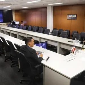 Imagem da reunião do governador Jerônimo, Tiago e o chefe de Gabinete 