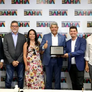 Governador, secretário Afonso e deputado Robinson recebendo título do vereador Wilson 