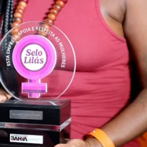 foto mulher segurando premiação do Selo