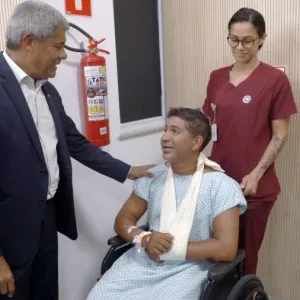 Governador, enfermeira e paciente