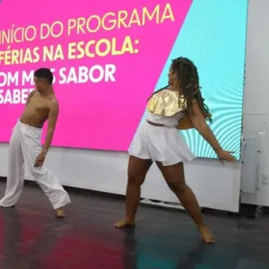 Estudantes dançando