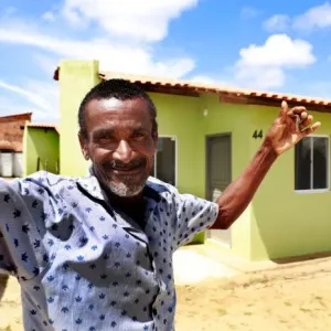 Senhor recebe casa