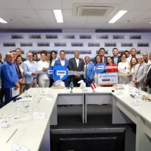 Foto da reunião do governador, prefeito e equipes do estado e do município