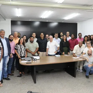 foto dos integrantes da comissão e demais participantes  