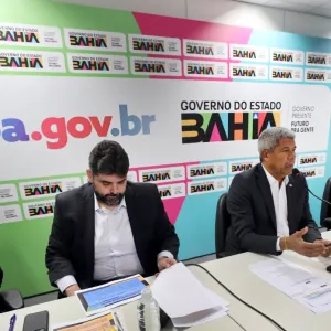 Foto do governador e demais autoridades durante o evento