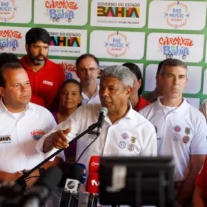 governador e secretariado durante coletiva de balanço do carnaval