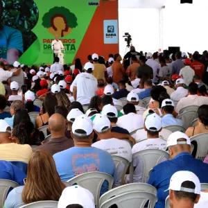 foto do governador e público no evento