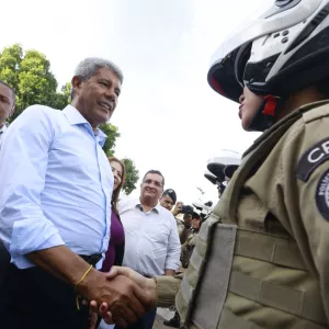 Governador apertando a mão de uma policial 