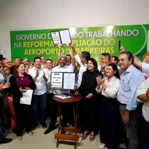 governador e demais autoridades exibem a ordem de serviço 