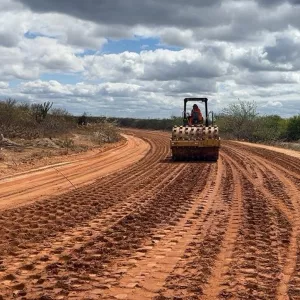 máquina realizando trabalho na estrada 