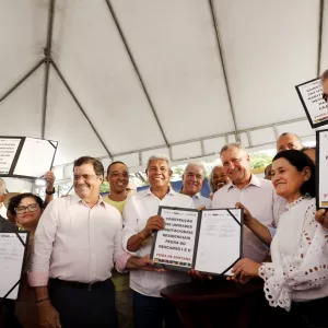 Governador e demais autoridades exibindo as autorizações das obras