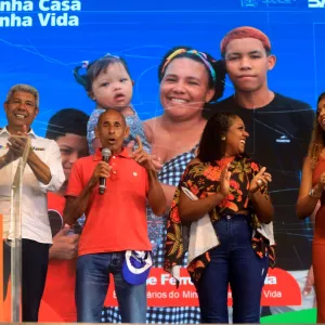 foto de beneficiário falando ao lado do governador 