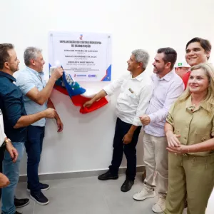 governador e autoridades no ato de entrega