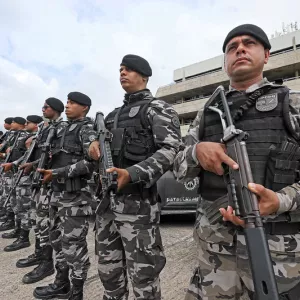 Imagem de policiais armados 