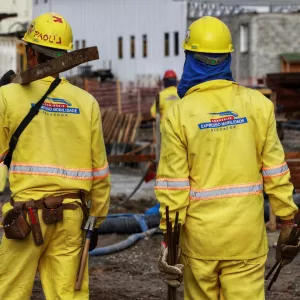 imagem de trabalhadores nas obras do VLT