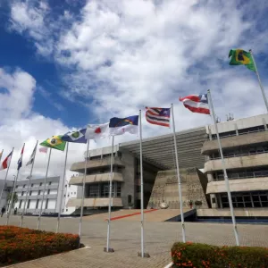 imagem externa da Alba com bandeiras dos estados 