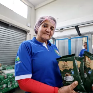 Foto de mulher com café pacotes de café na mão