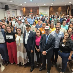 governador na plenária com os participantes 