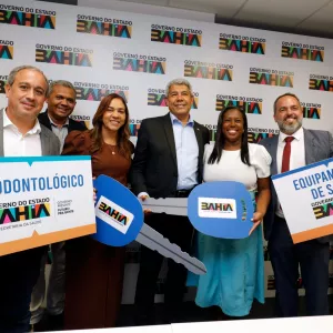 Governador e representantes do municípios exibindo placas das entregas