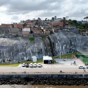 Foto aérea da encosta entregue com área revistalizada 