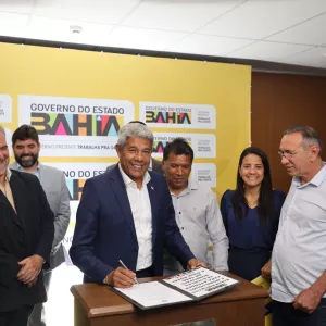 Governador assinando com demais autoridades 